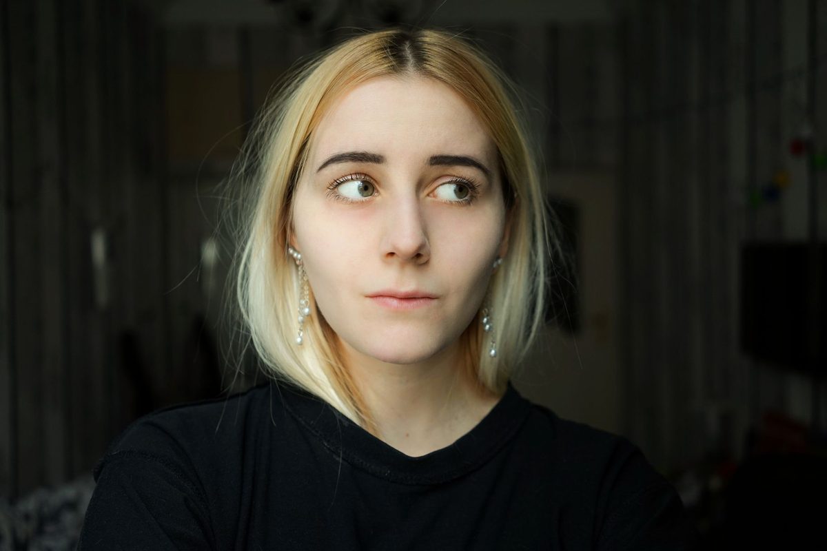 Portret al unei persoane blonde, privire într-o parte