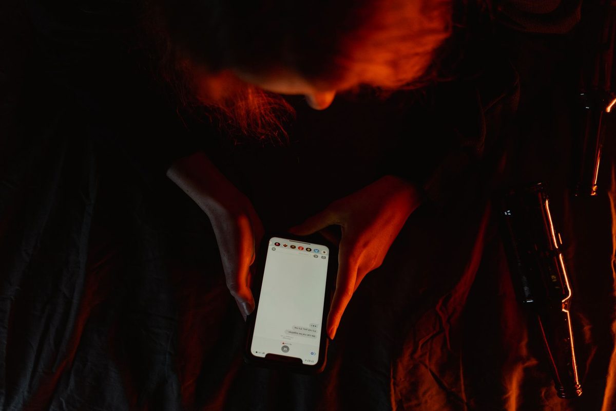 Ecran de telefon spart cu crăpături de sticlă, simbolizând dificultățile de comunicare din vis