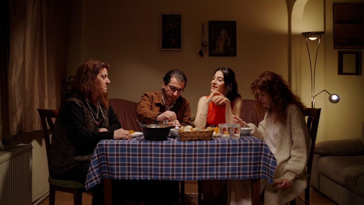 Masa in familie si impartirea hranei calde