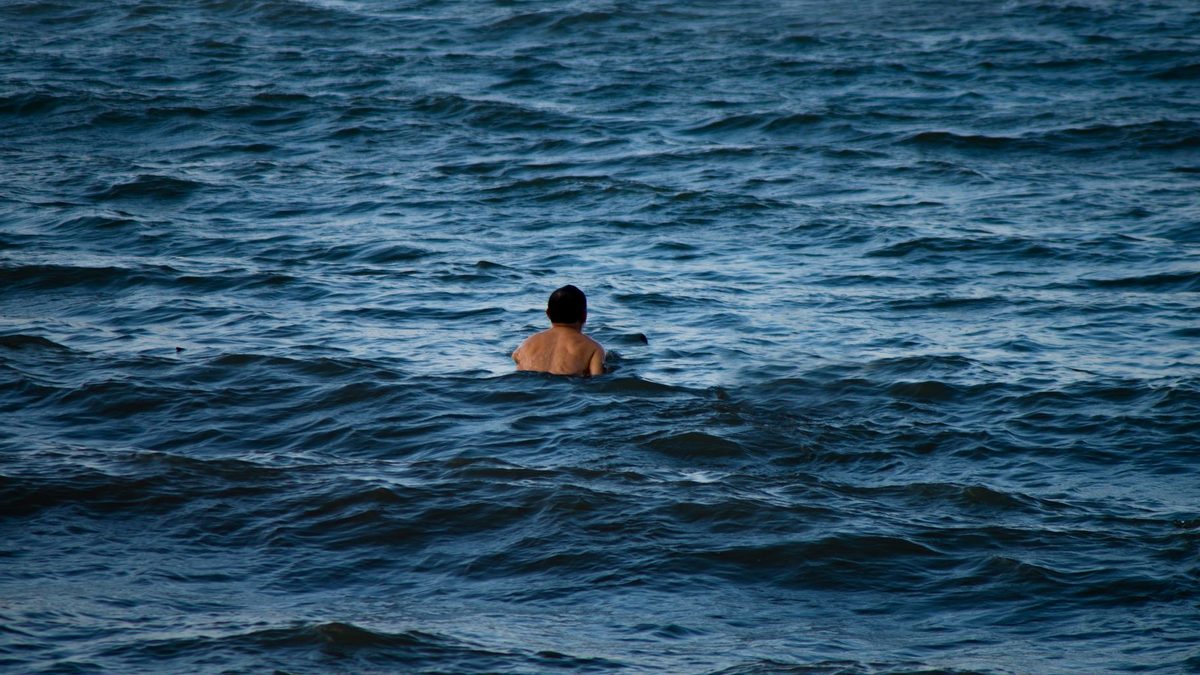 Persoana care inoata linistita in apa limpede, simbol al claritatii emotionale