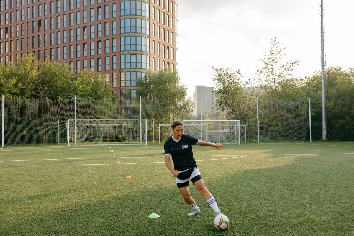 Persoană care joacă fotbal într-un parc, imagine pentru interpretarea viselor