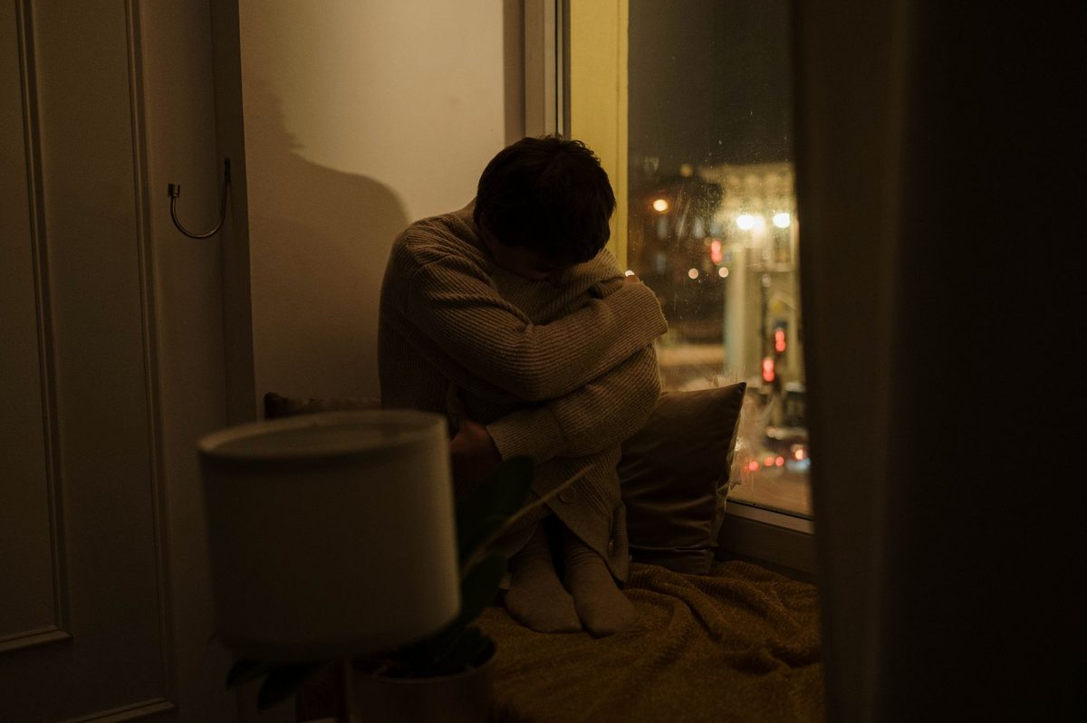 Persoană îmbrățișând o umbră în întuneric, vis despre un mort care te ia în brațe