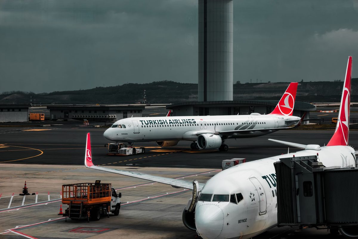 Pasager alergând spre poarta de îmbarcare în aeroport, simbolizând anxietatea de a pierde avionul