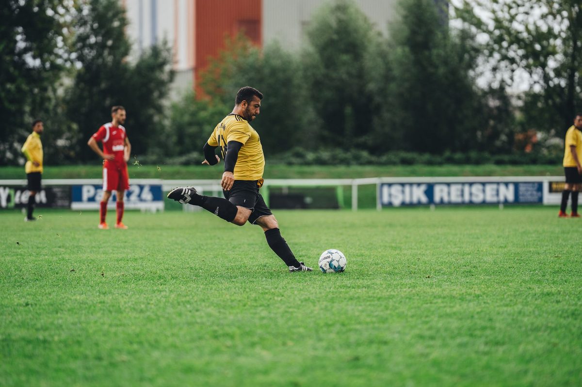 Persoană care joacă fotbal într-un parc, imagine pentru interpretarea viselor