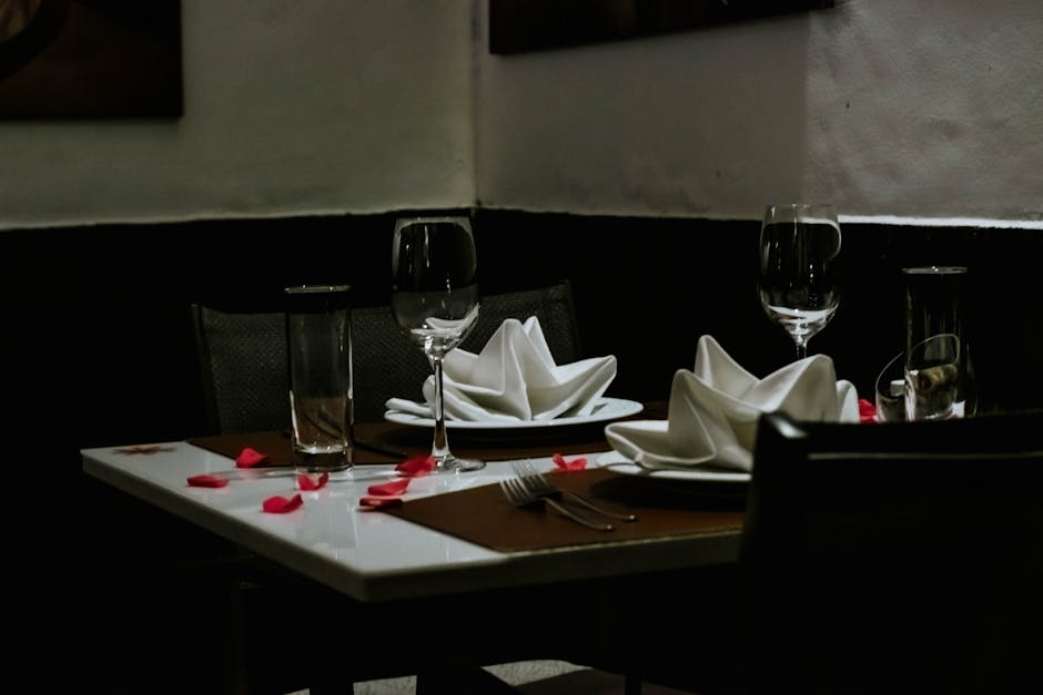 Masă romantică pregătită pentru cină elegantă la hotel - demipensiune