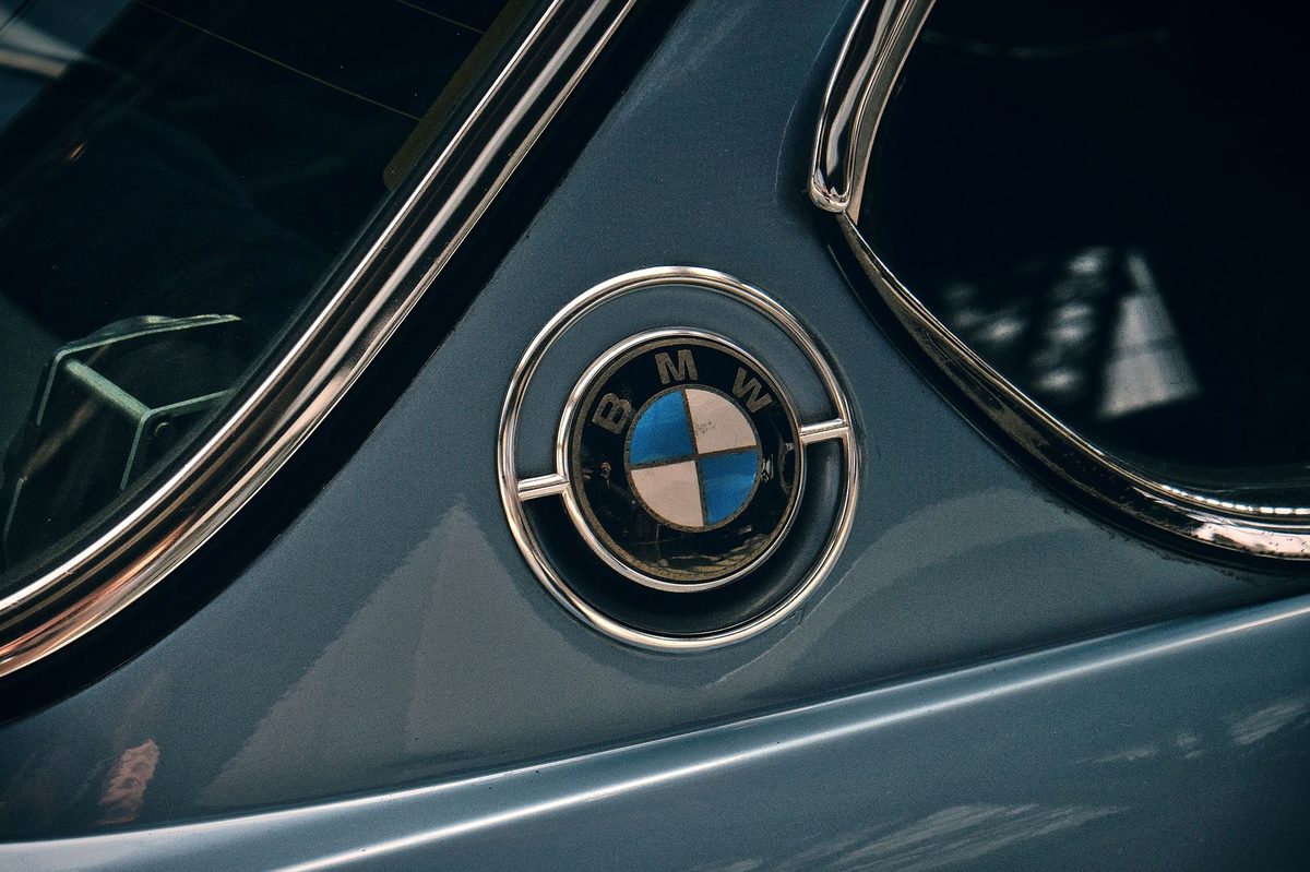 Automobil BMW văzut din față