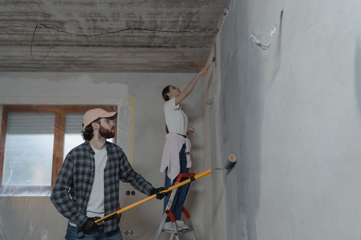 Renovare casă zugrăvit pereți și transformare interioară