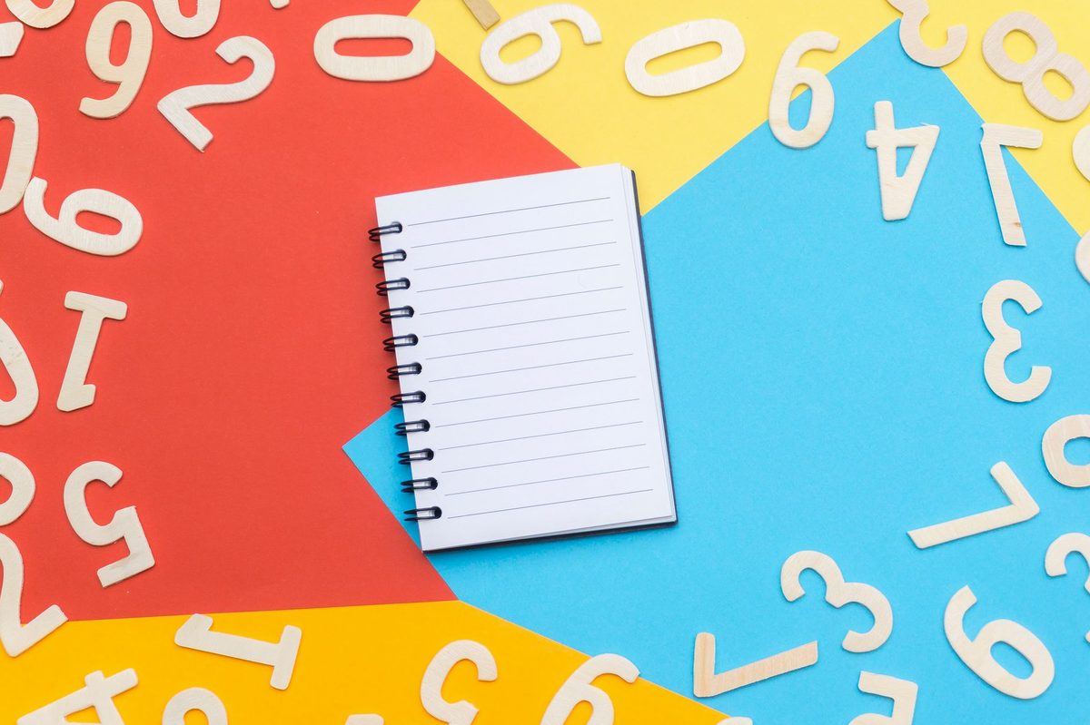 Numere cu cifre distincte scrise în caiet de matematică