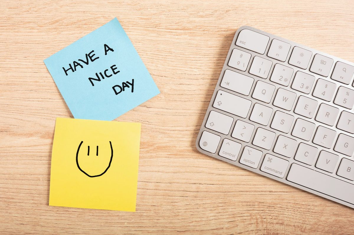 Emojiul cu fața zâmbitoare întors cu susul în jos într-o conversație digitală