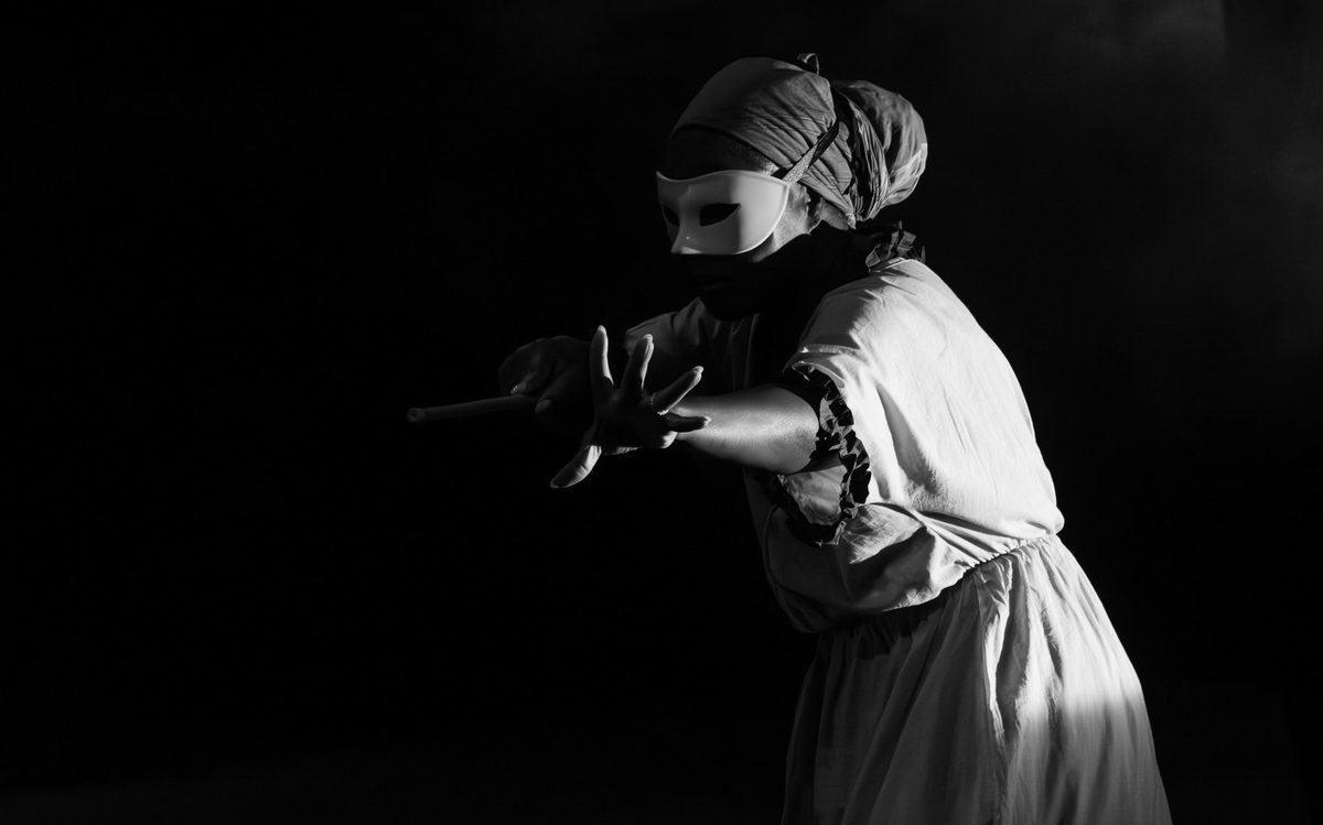 Mască de teatru clasică ilustrând ideea de rol și aparență falsă