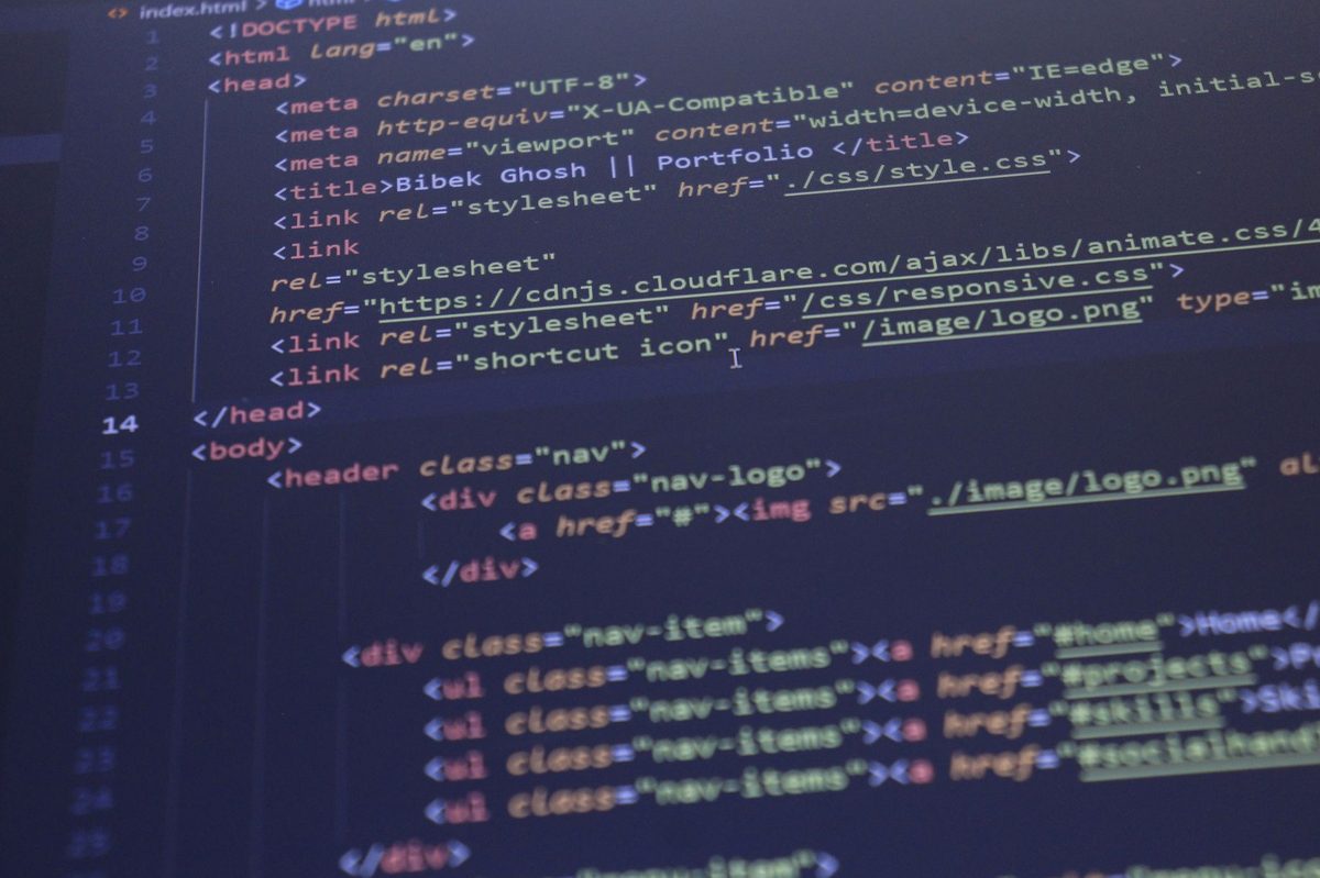 Cod HTML cu metadate pentru o pagină web