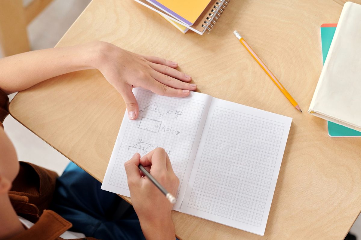 Caiet de matematică cu înmulțiri, exemplu vizual de multipli