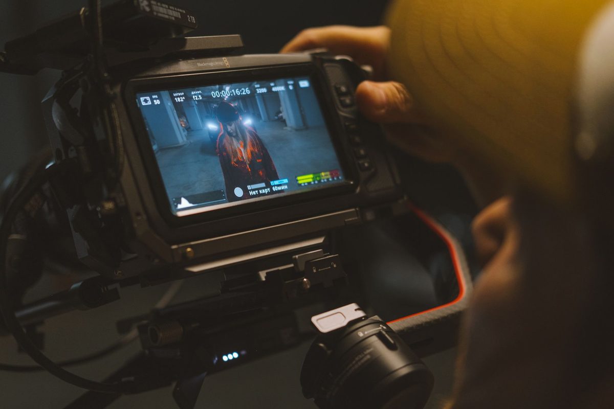 Monitor de cameră pe un platou de filmare, cu o scenă înregistrată