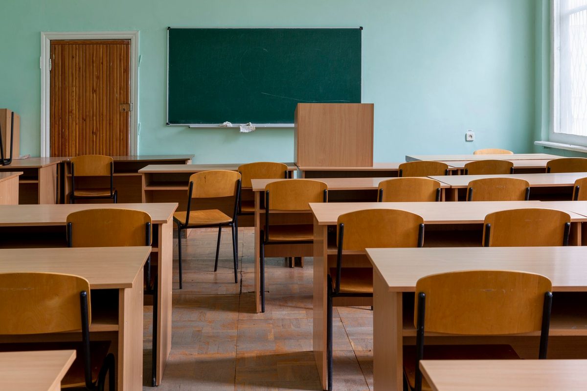 Sală de clasă pregătită pentru învățământ mixt