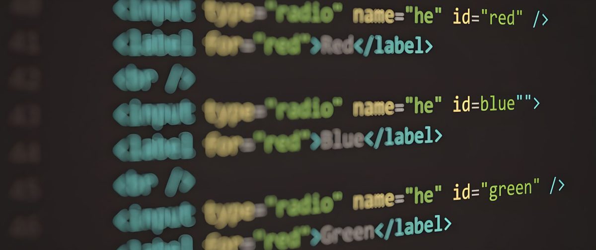 Etichete digitale și cod HTML pe un ecran