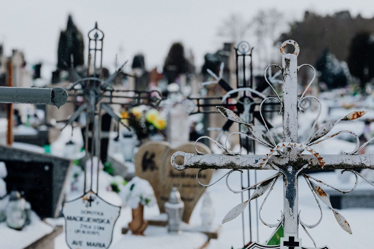 Cimitir vechi lângă o biserică din România, imagine pentru sensul regional al cuvântului țintirim