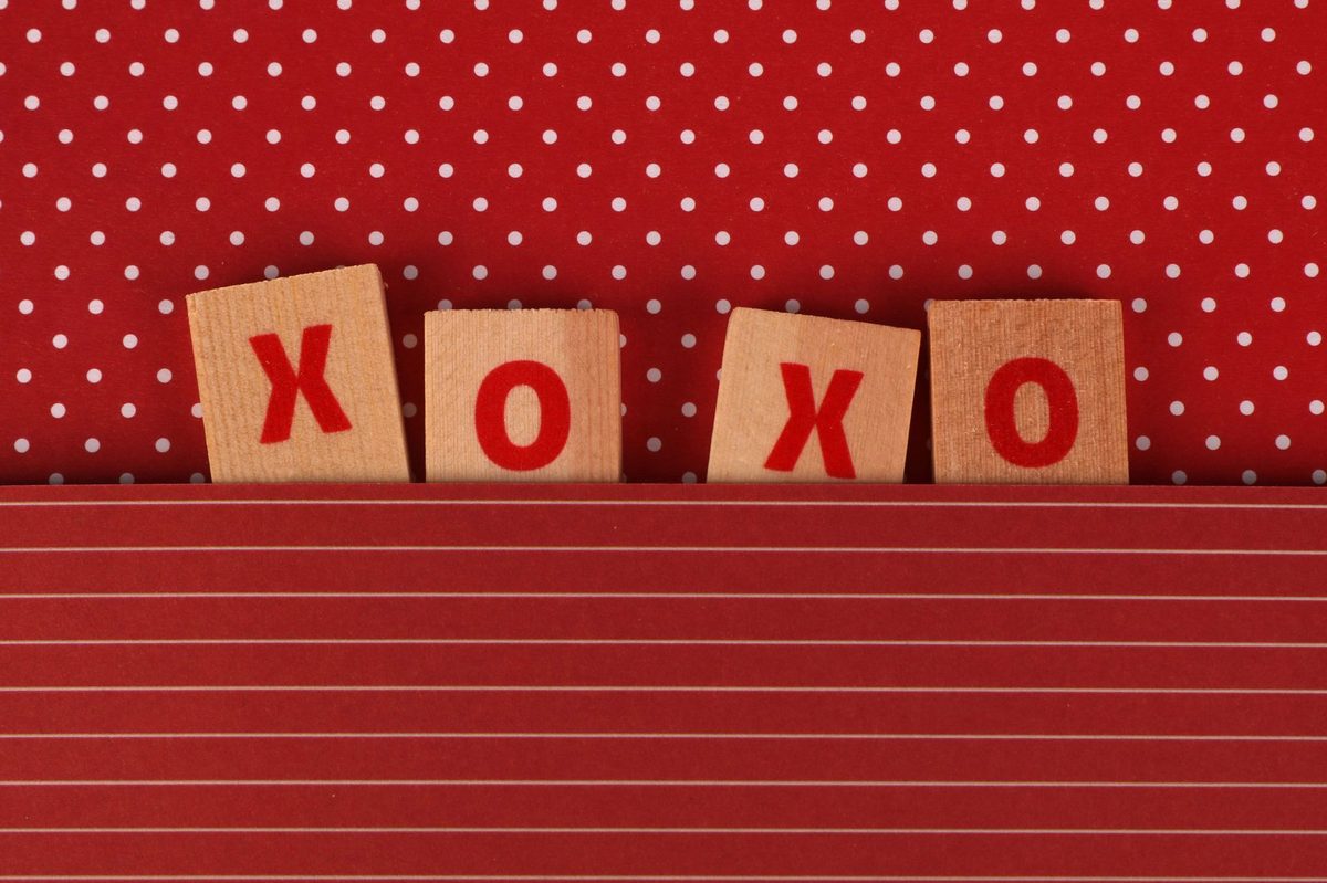 Mesaj personal cu XOXO, expresie de afecțiune