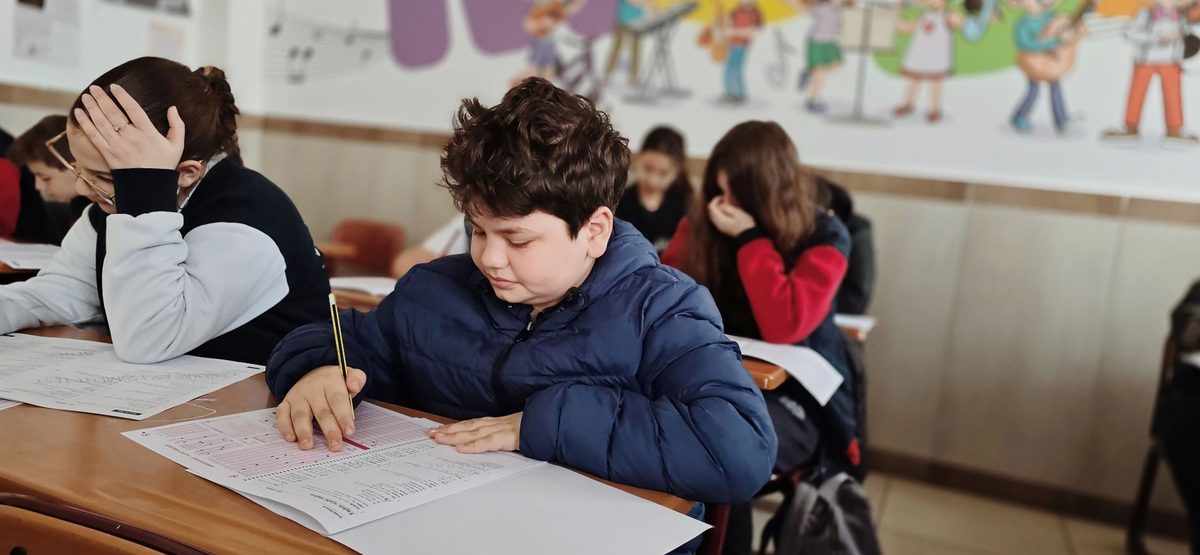 Elev care lucrează la tema pentru acasă