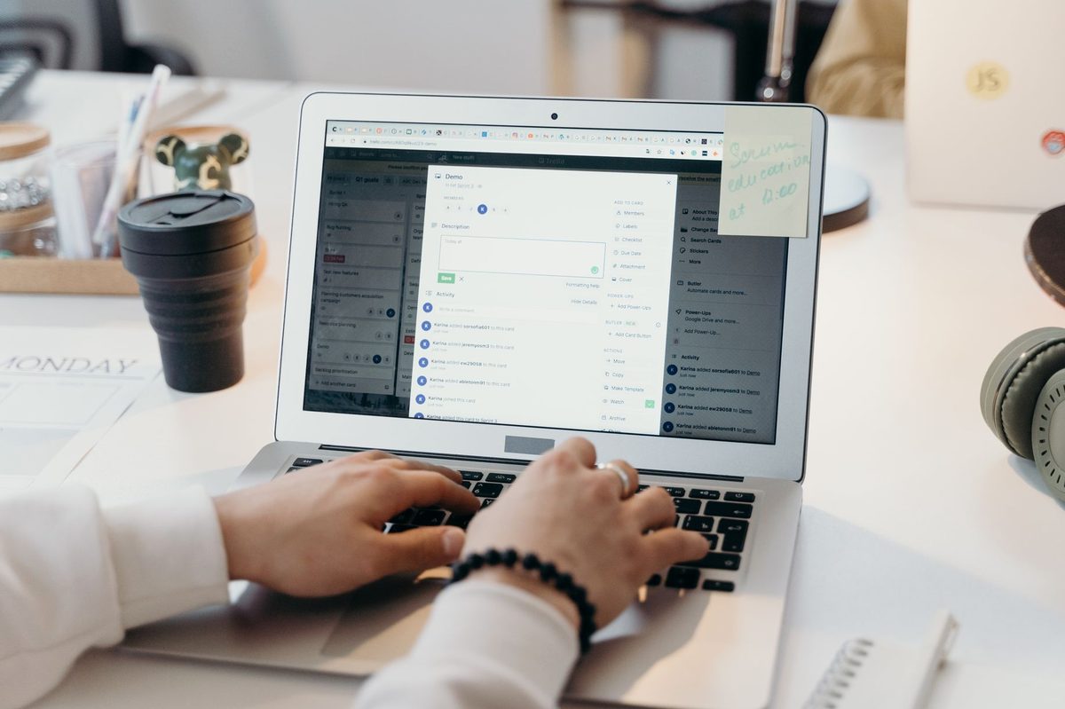 Laptop cu un e-mail profesional deschis pe ecran