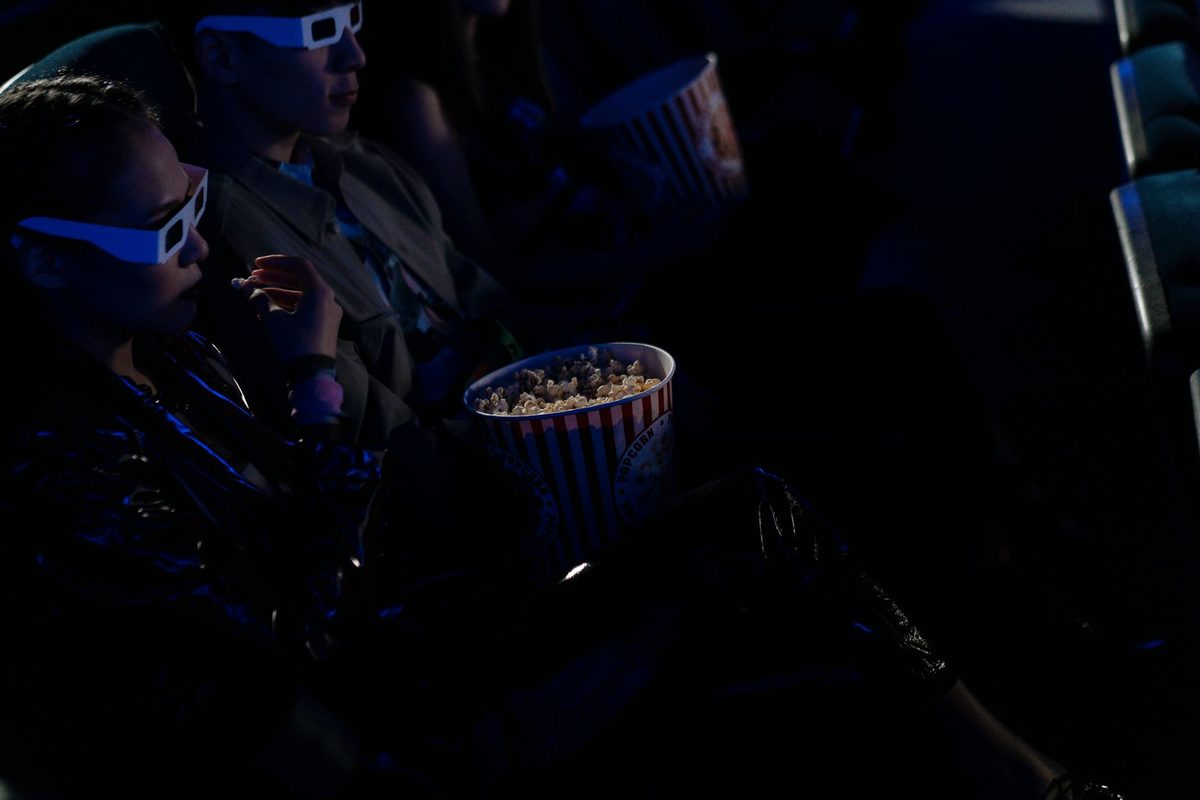 Sală de cinema 4DX cu scaune mobile și efecte speciale