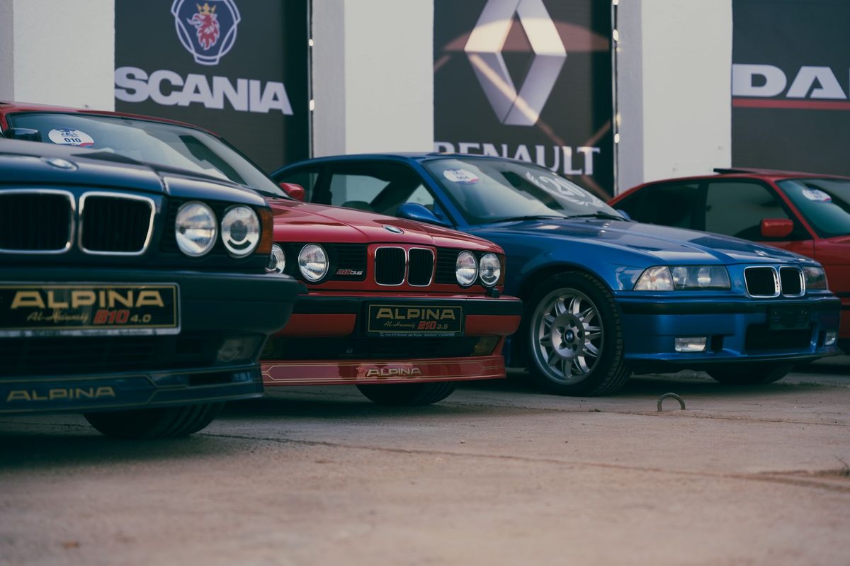 Automobil BMW văzut din față