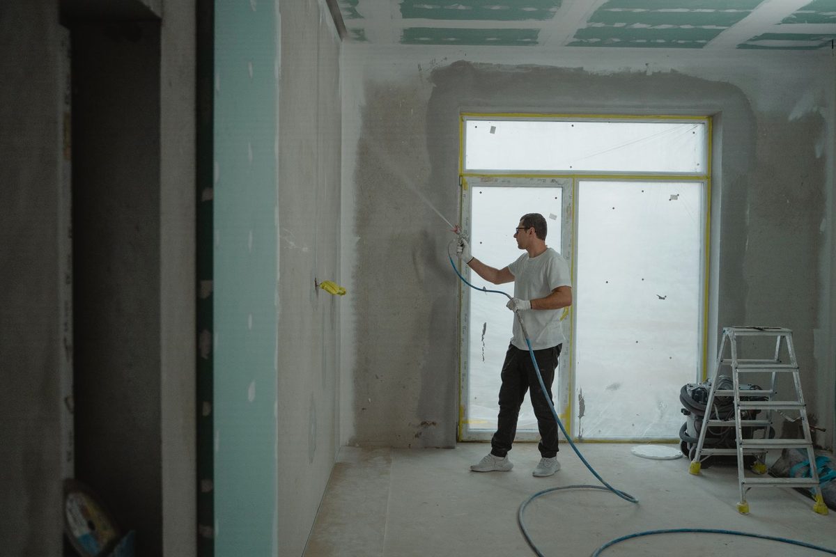 Renovare casă zugrăvit pereți și transformare interioară
