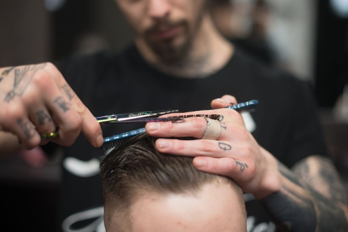 Tunderea părului cu foarfeca într-o frizerie tradițională