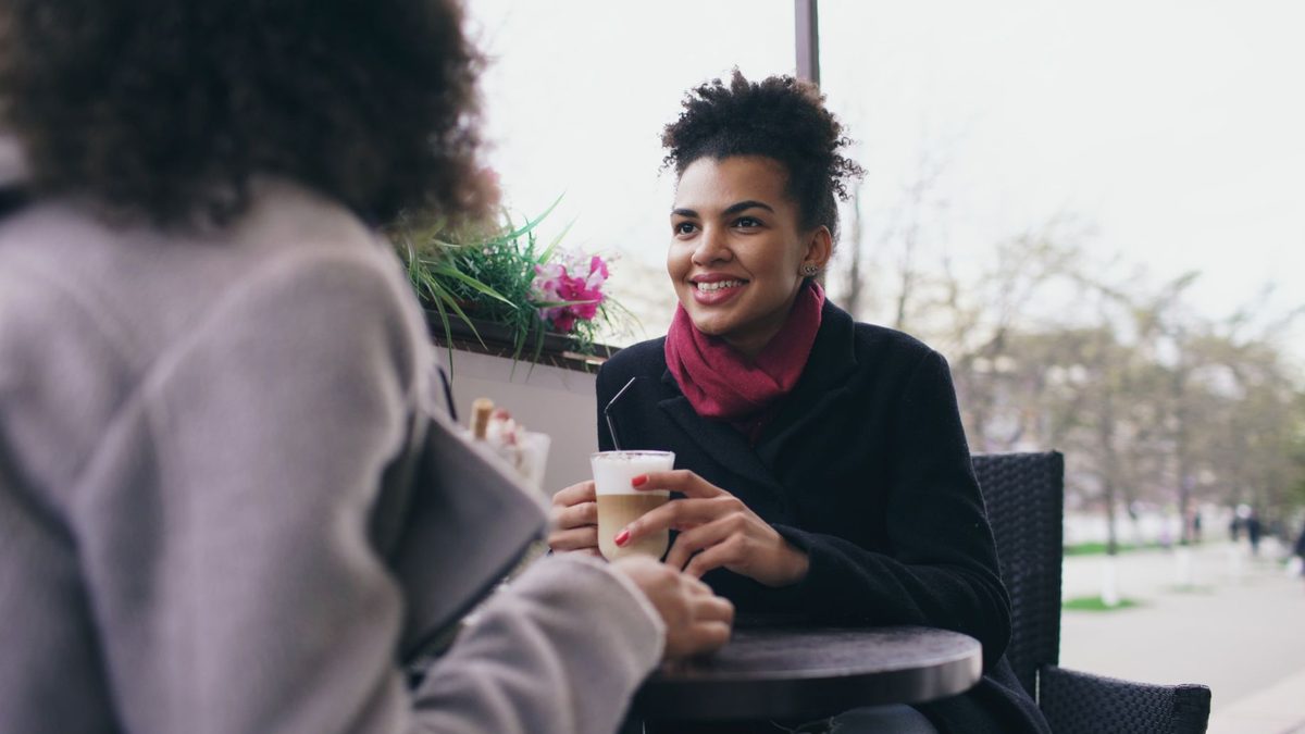 Conversație relaxată între doi colegi în aer liber