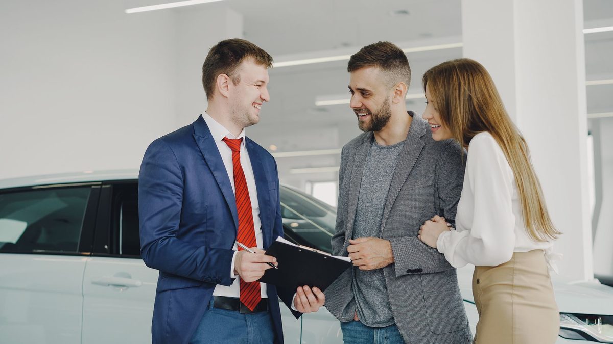 Mașină folosită prin leasing operațional, parcată lângă un sediu de firmă