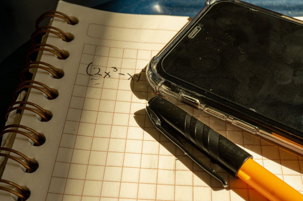 Caiet de matematică pe hârtie milimetrică, context de multipli