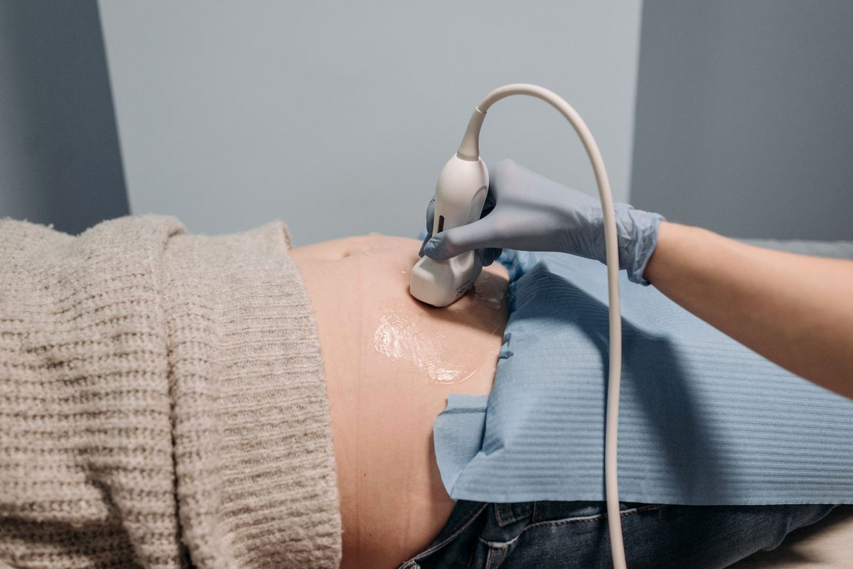 Consultație prenatală unde se verifică grupa de sânge și Rh-ul