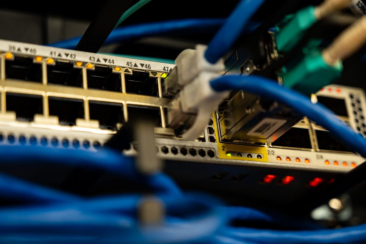 Router și cabluri într-o rețea de calculatoare