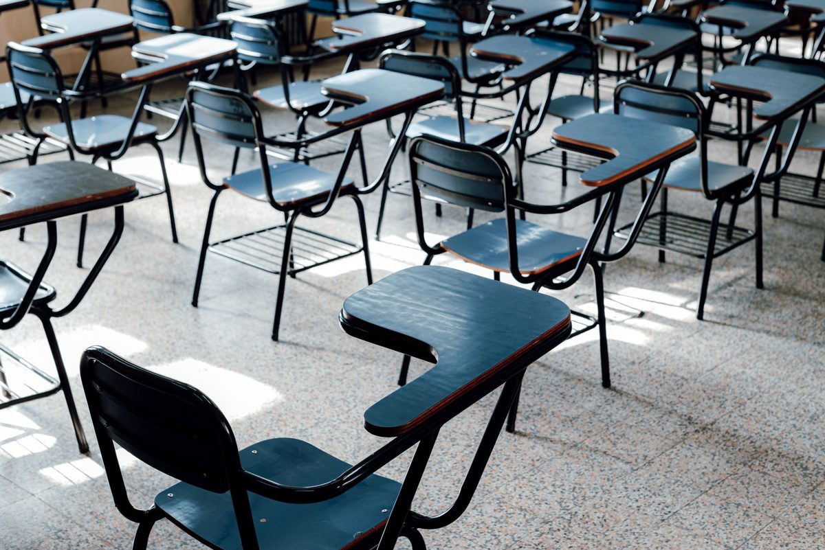 Sală de clasă pregătită pentru învățământ mixt