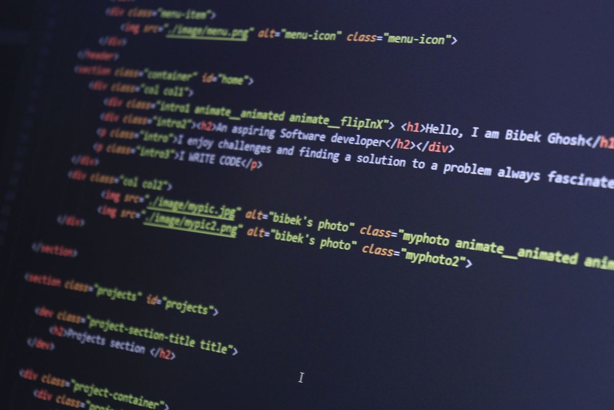 Etichete digitale și cod HTML pe un ecran
