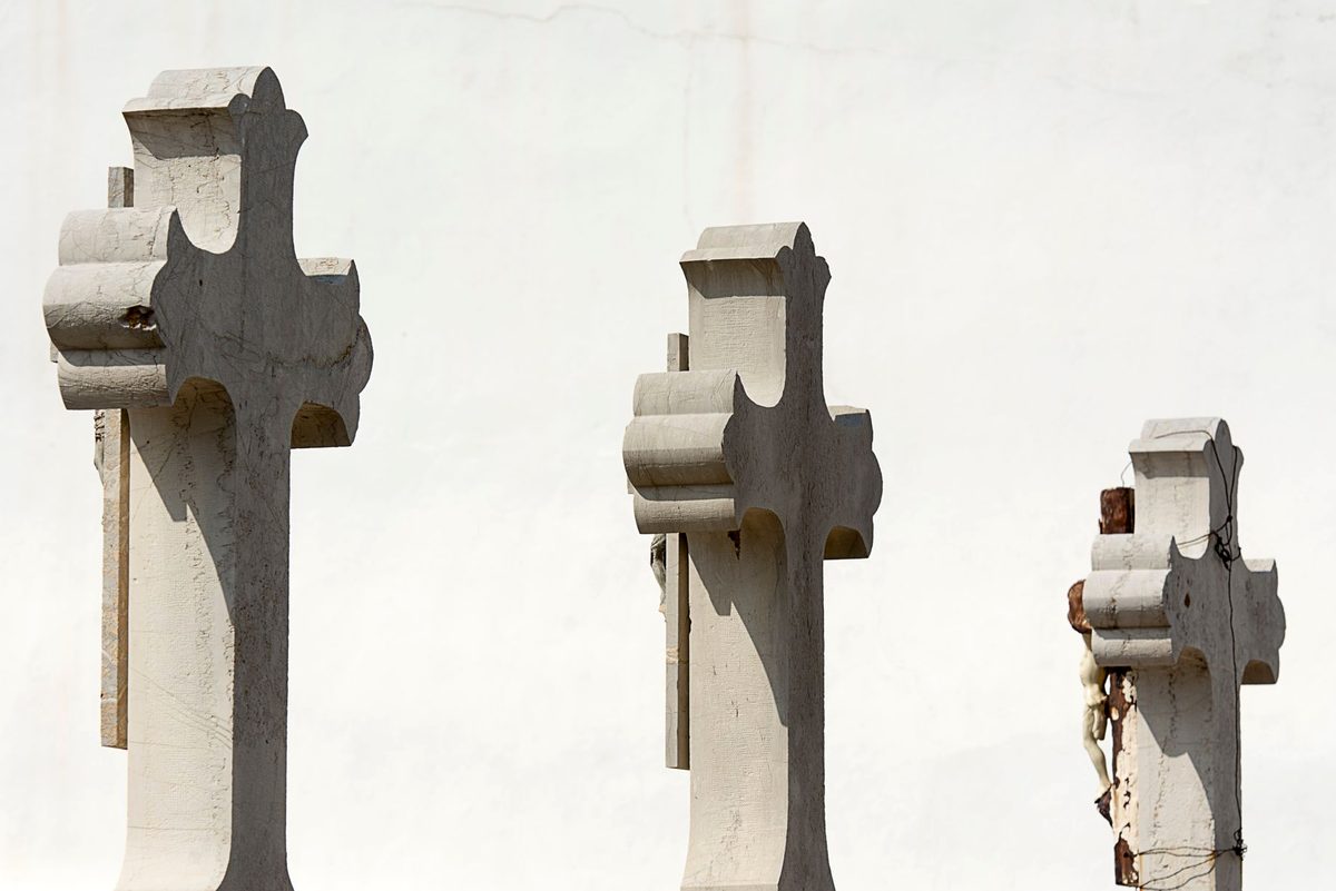Cimitir vechi lângă o biserică din România, imagine pentru sensul regional al cuvântului țintirim