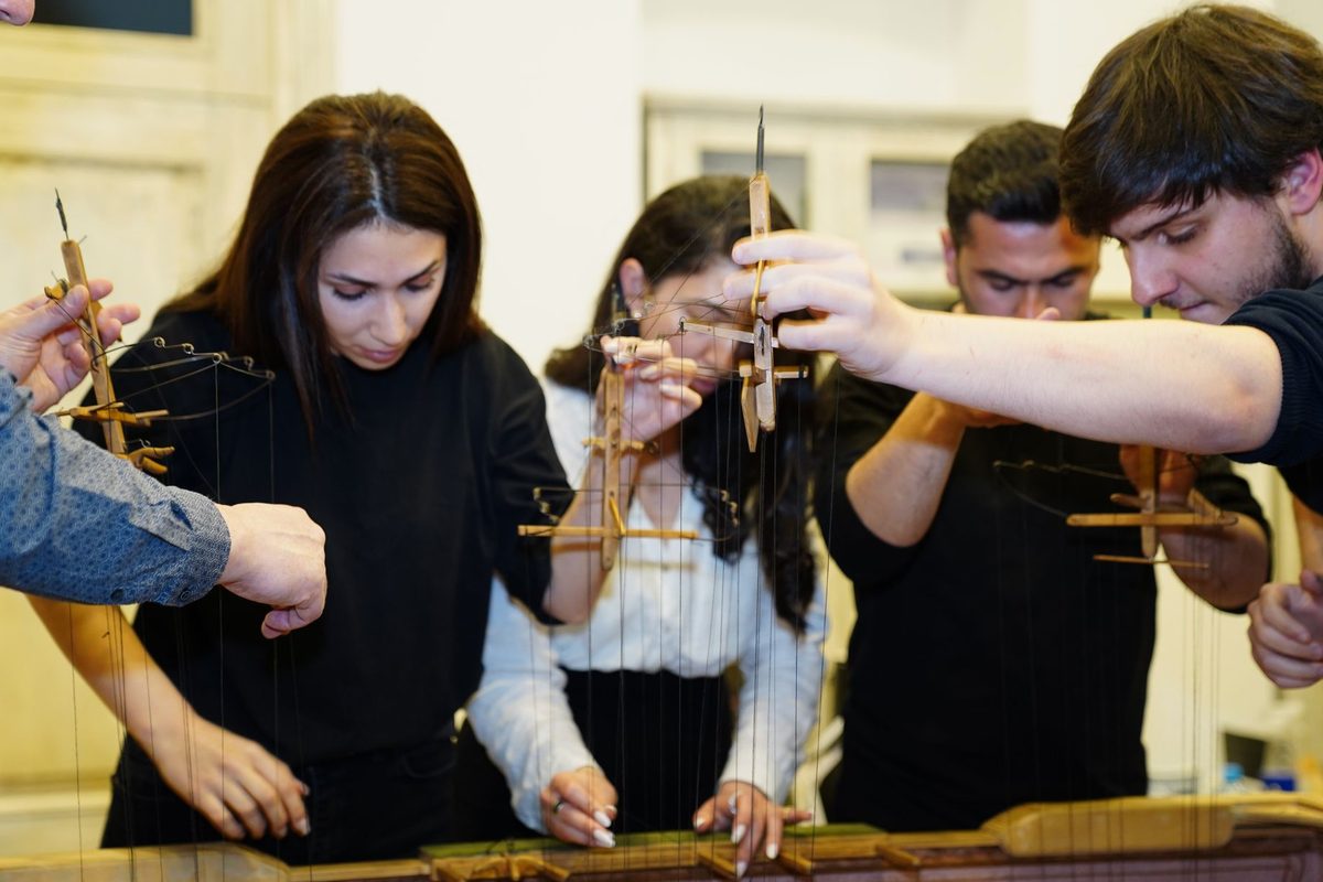 Participanți lucrează împreună într-un workshop practic