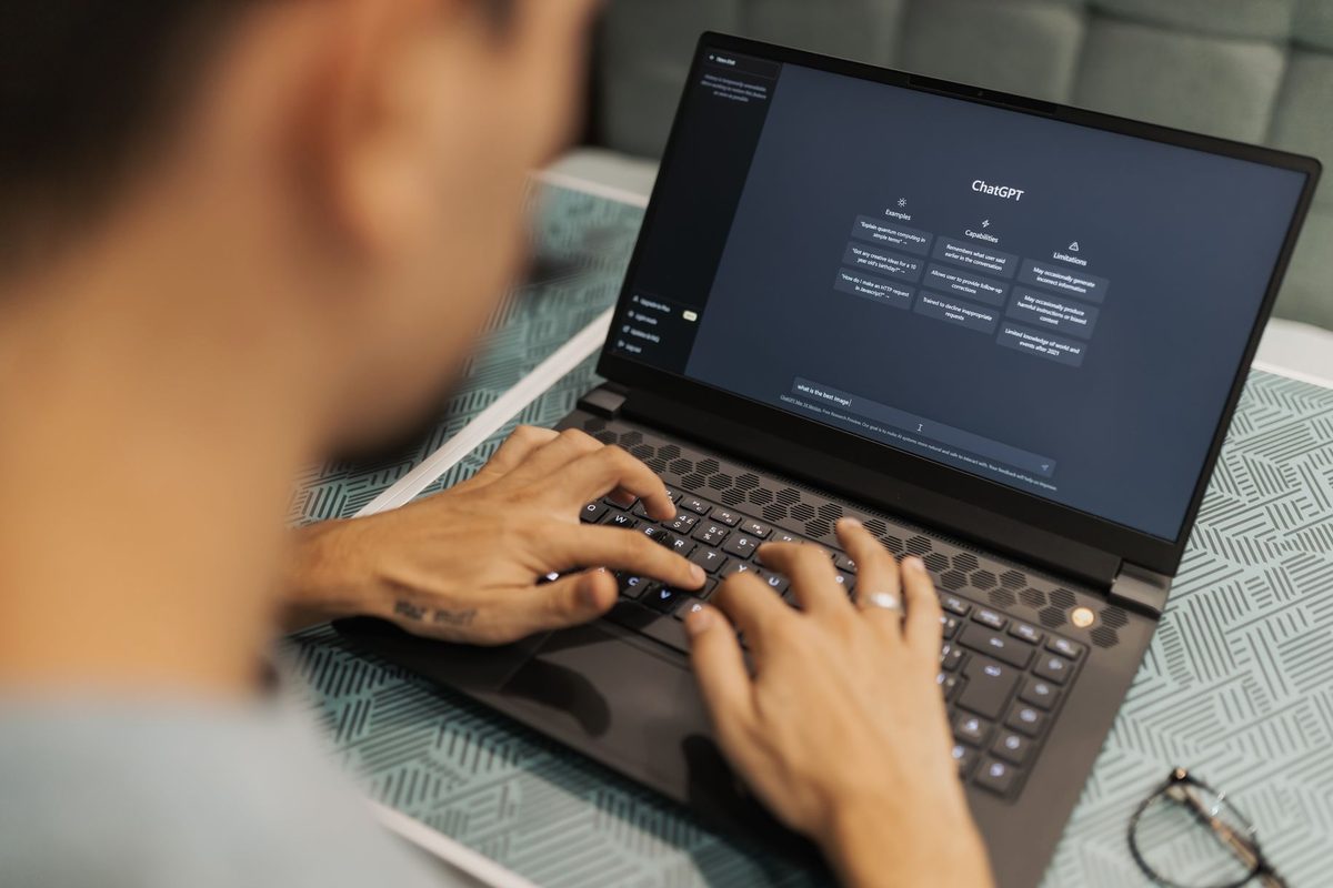 Persoană care folosește un chatbot cu inteligență artificială pe laptop
