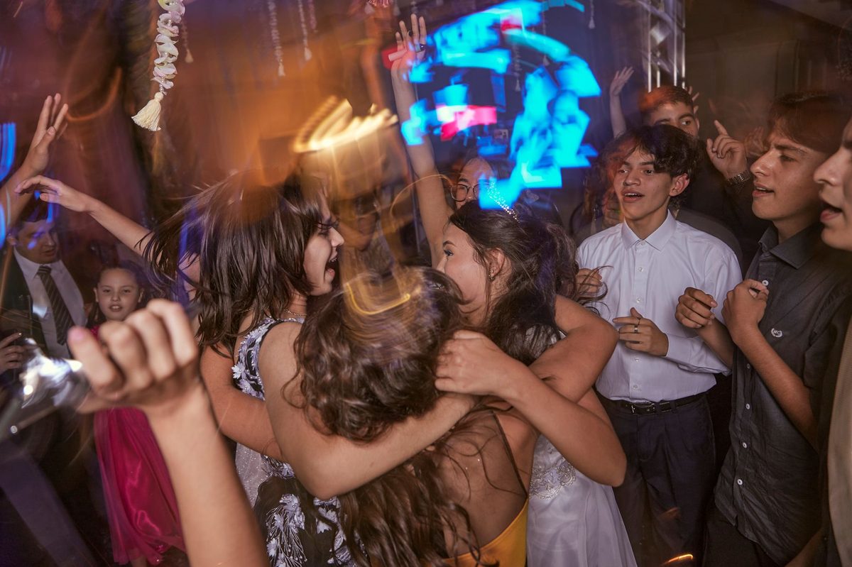 Grup de adolescenți dansând la petrecerea festivă de quinceanera