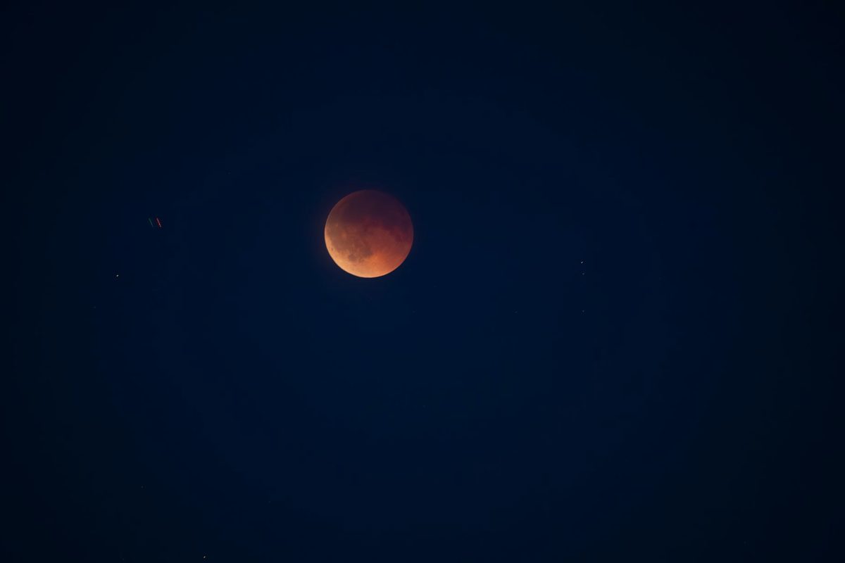 Eclipsă de lună pe cerul nopții