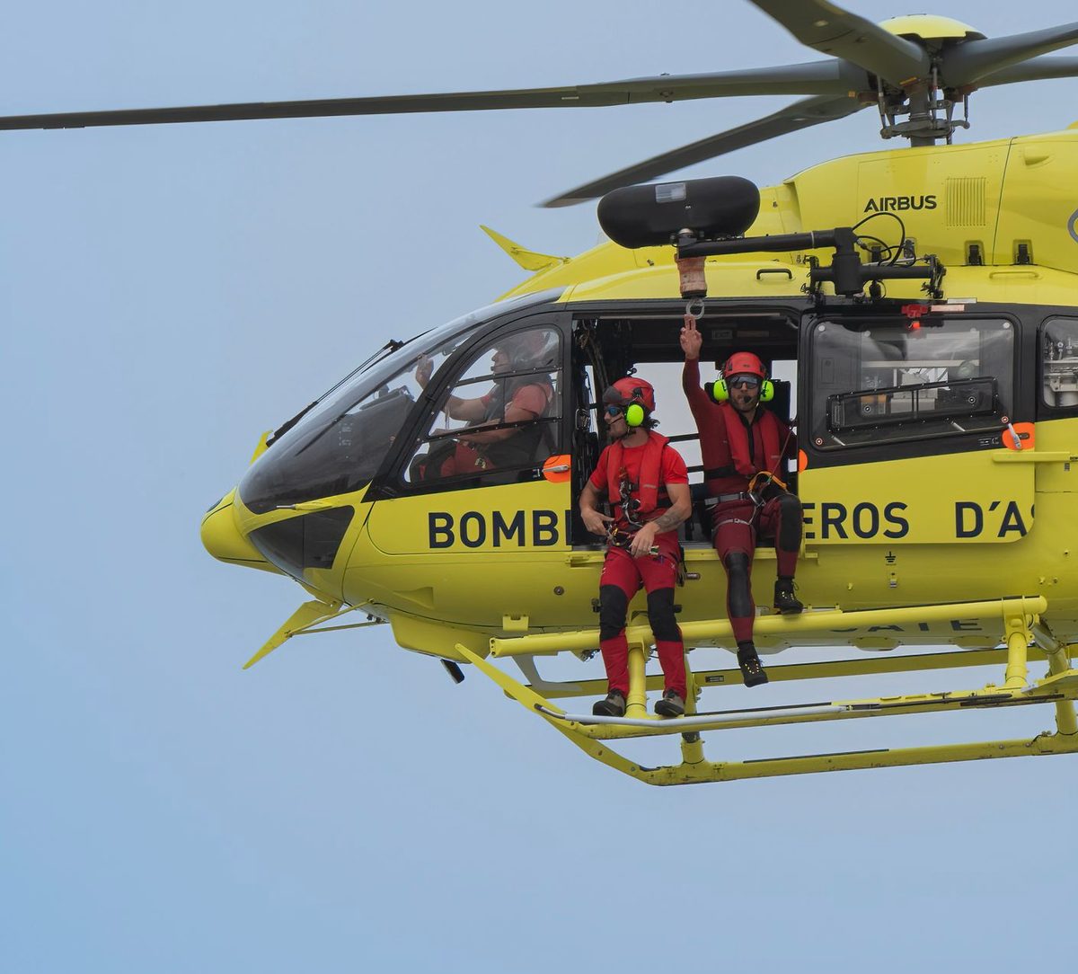 Echipaj la bordul unui elicopter pregătit de decolare