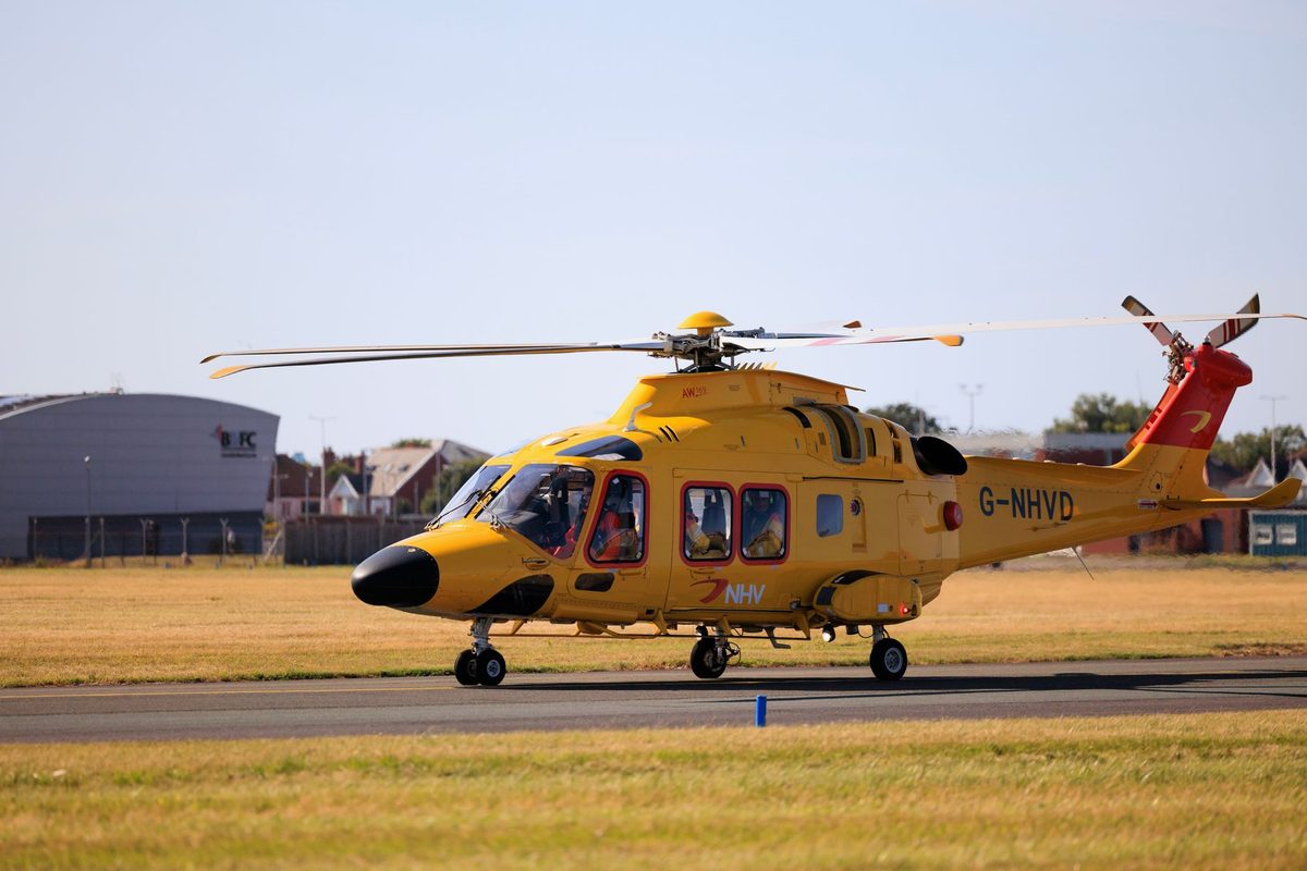 Elicopter în zbor deasupra unui peisaj montan sugerând fragilitatea controlului în vis