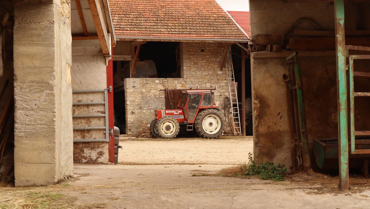 Curte rustică țărănească cu gospodărie tradițională