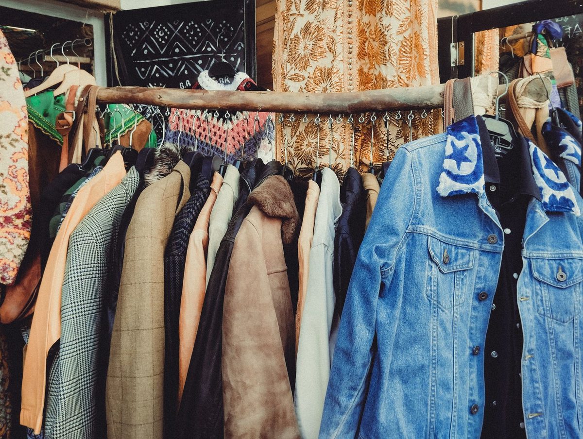 Rafturi cu haine second hand într-un magazin românesc