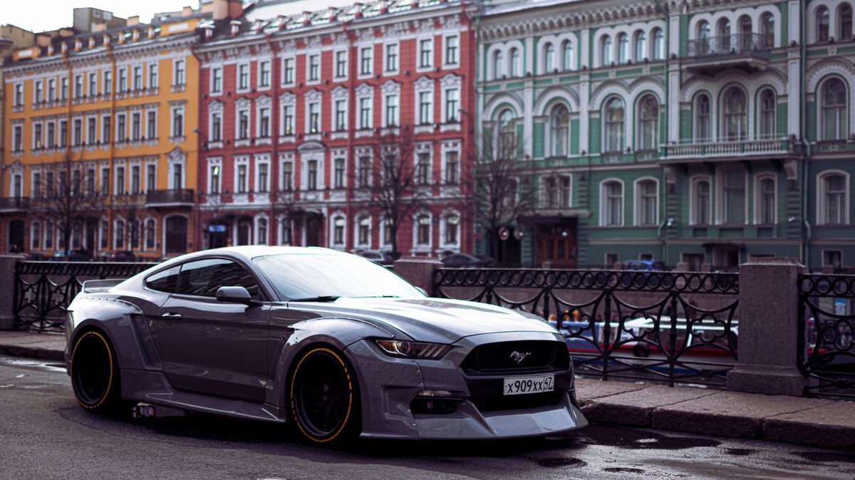Automobil sport parcat pe o stradă din oraș, simbol al etalării ostentative