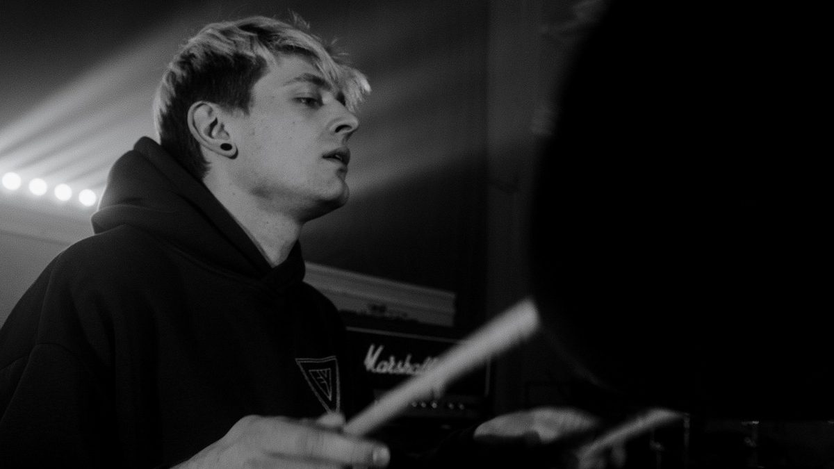 Concert al unei trupe rock cu influențe emo