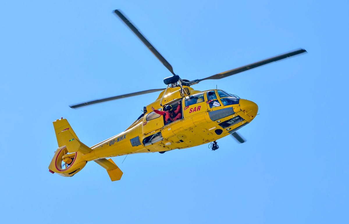 Elicopter galben de căutare și salvare în zbor