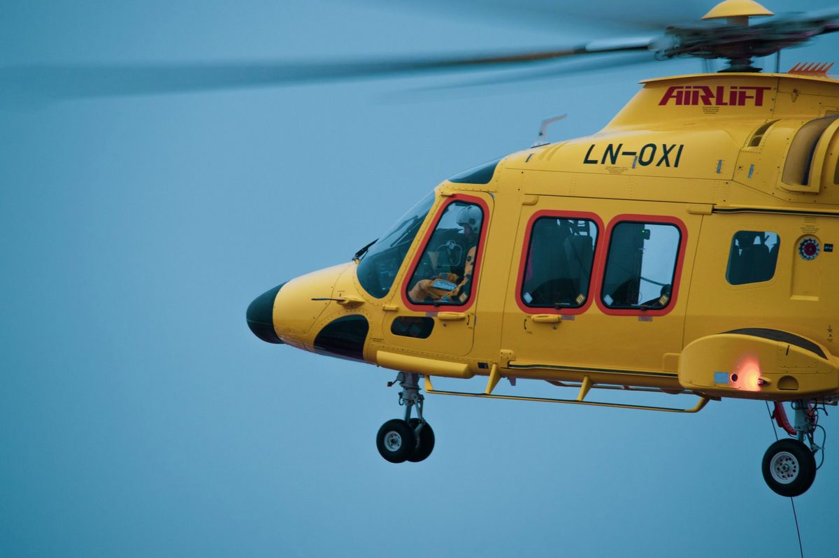 Elicopter galben în aer reprezentând zborul și riscul de pierdere a altitudinii în vis