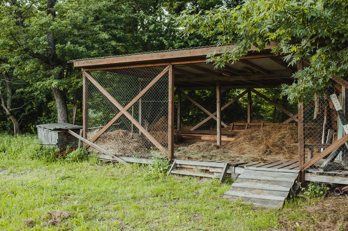 Curte rustică țărănească cu gospodărie tradițională