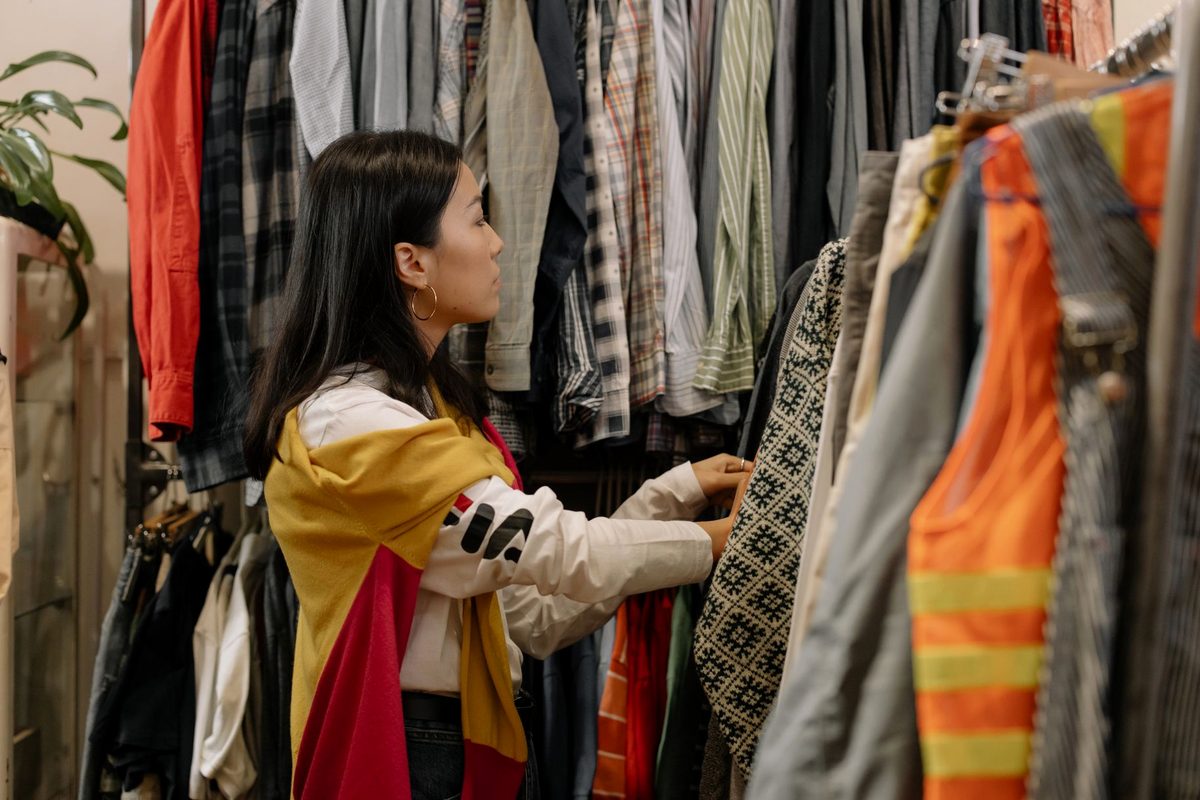 Rafturi cu haine second hand într-un magazin românesc