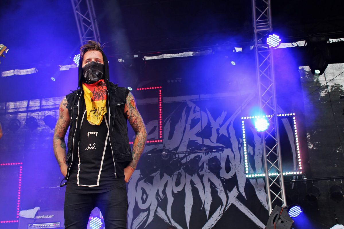 Concert al unei trupe rock cu influențe emo